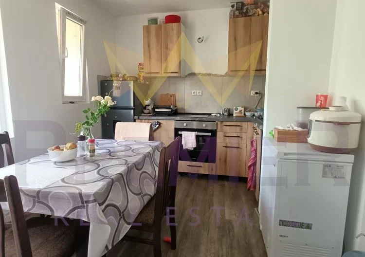 Просторна къща на четири нива с двор и паркоместа в кв. Виница - - снимка 32 - Имоти Премиер