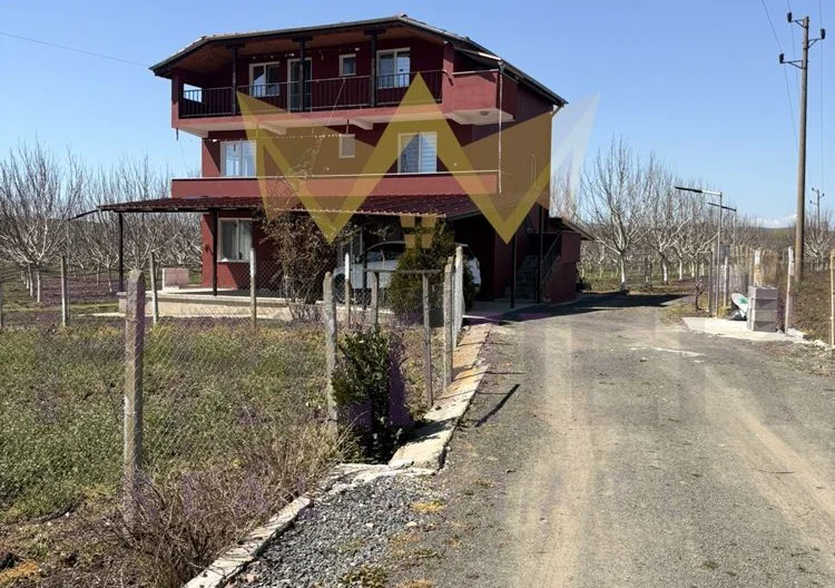 Просторна къща с 20 декара орехови насаждения със собствен водоизточник в с. Малка поляна -  - снимка 1 - Имоти Премиер