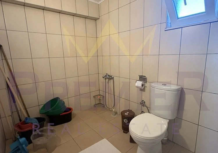 Просторна къща с 20 декара орехови насаждения със собствен водоизточник в с. Малка поляна -  - снимка 42 - Имоти Премиер