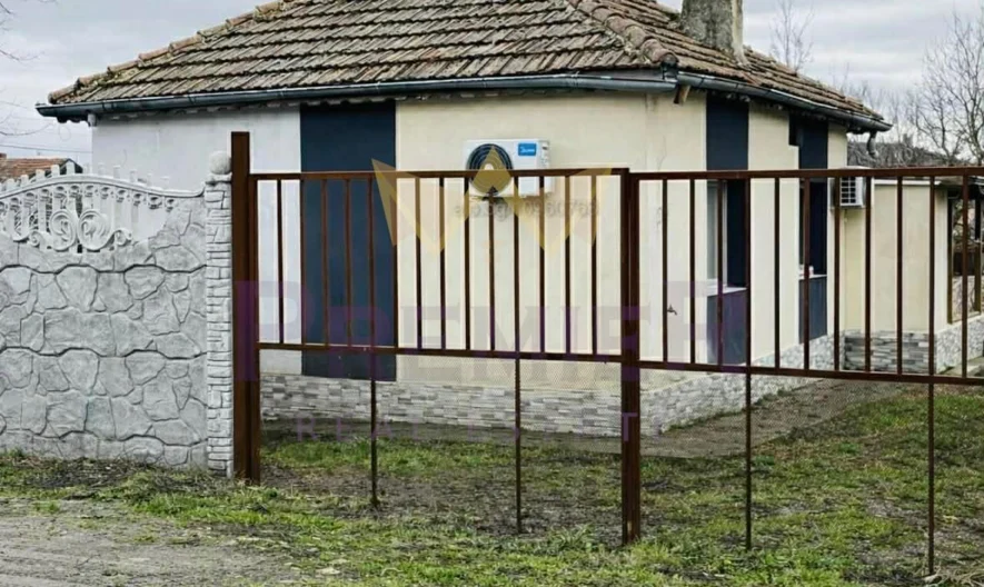 Просторна къща с басейн и голям двор в с. Полски извор – само на 20 км от Бургас -  - снимка 1 - Имоти Премиер