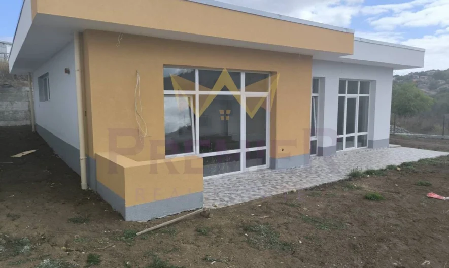 Просторна къща за постоянно живеене или ваканционен дом в с. Черни връх -  - снимка 1 - Имоти Премиер