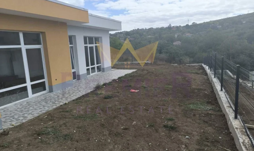 Просторна къща за постоянно живеене или ваканционен дом в с. Черни връх -  - снимка 2 - Имоти Премиер