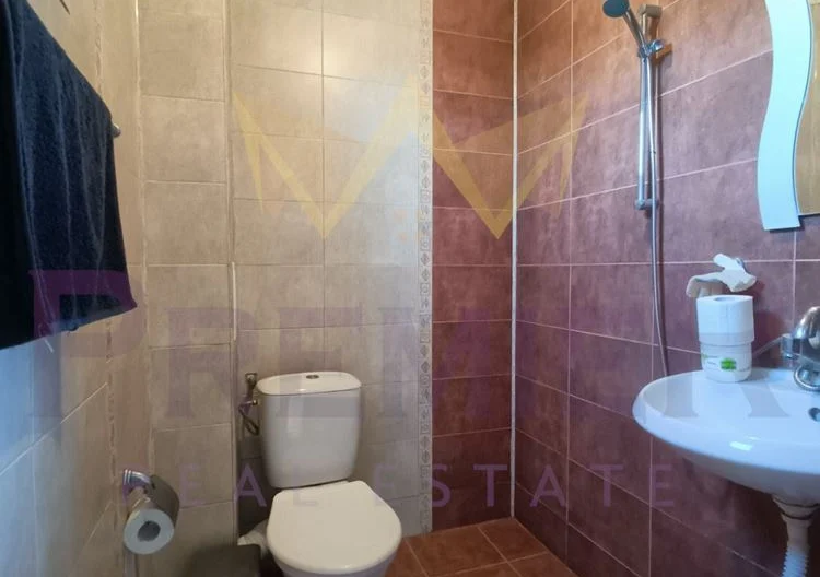 Просторна триетажна къща с морска панорама в Свети Влас - - снимка 13 - Имоти Премиер