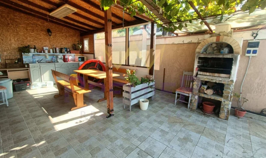 Просторна триетажна къща с морска панорама в Свети Влас - - снимка 21 - Имоти Премиер