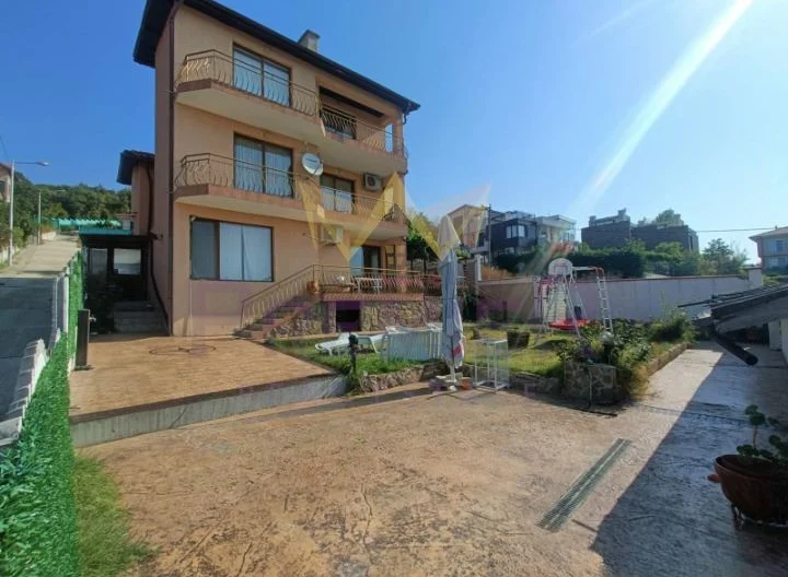 Просторна триетажна къща с морска панорама в Свети Влас - - снимка 8 - Имоти Премиер