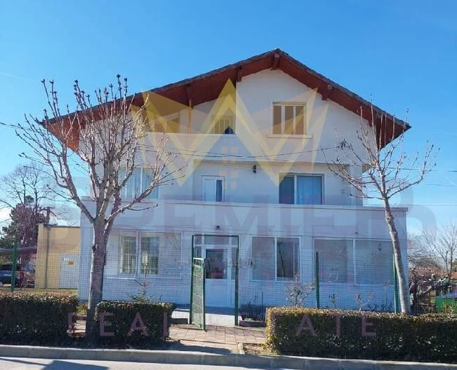 Просторна триетажна къща в гр. Бяла. -  - снимка 1 - Имоти Премиер