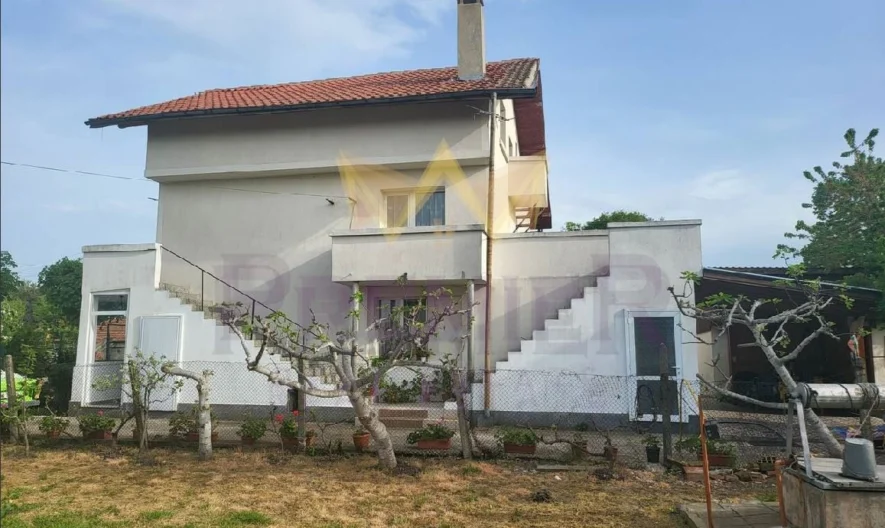 Просторна триетажна къща в гр. Бяла. -  - снимка 2 - Имоти Премиер