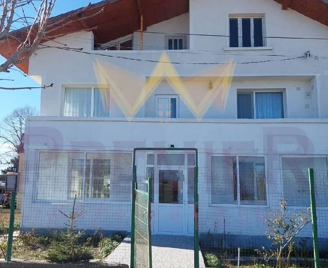 Просторна триетажна къща в гр. Бяла. -  - снимка 3 - Имоти Премиер