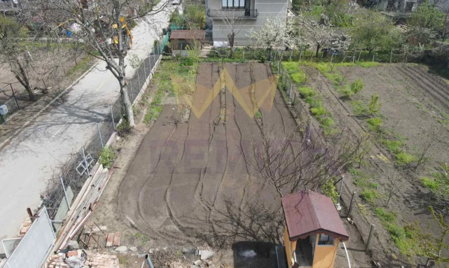 RENOVATED HOUSE WITH NEW FURNISHINGS, YARD AND THREE GARAGES -  - snimka 3 - Imoti Premier