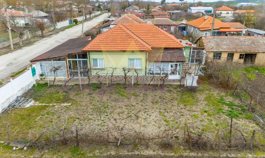 Реновирана къща с гараж и лятна кухня - - снимка 1 - Имоти Премиер