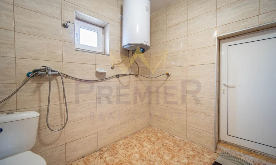 Реновирана къща с гараж и лятна кухня - - снимка 15 - Имоти Премиер