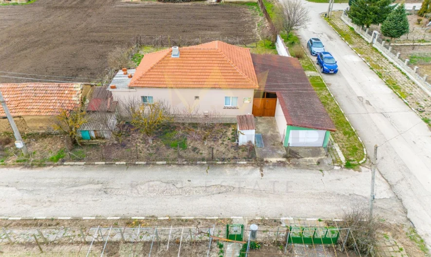 Реновирана къща с гараж и лятна кухня - - снимка 19 - Имоти Премиер