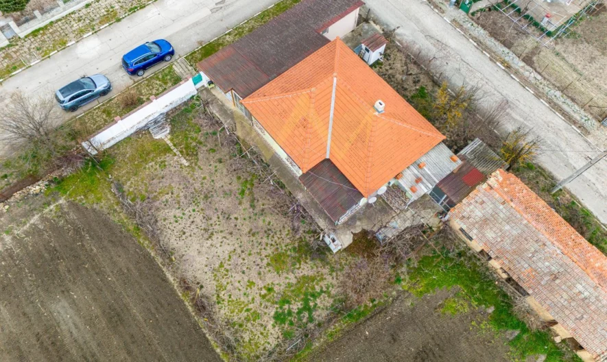 Реновирана къща с гараж и лятна кухня - - снимка 21 - Имоти Премиер