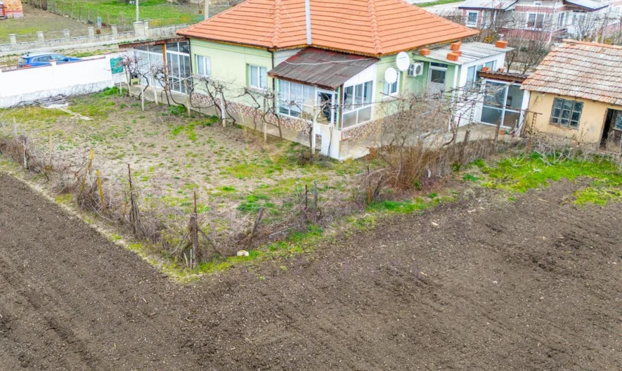 Реновирана къща с гараж и лятна кухня - - снимка 3 - Имоти Премиер