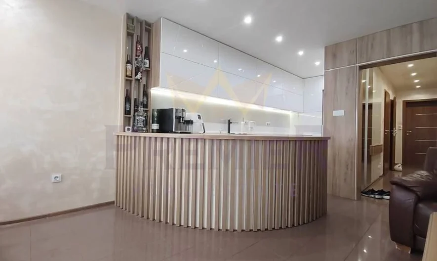 С ГАРАЖ! – Модерен тристаен апартамент в центъра - - снимка 3 - Имоти Премиер