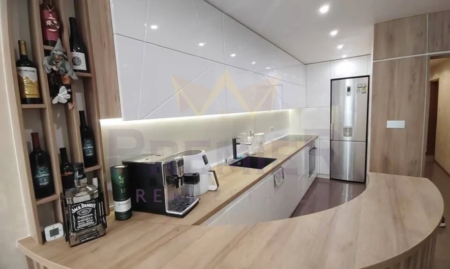 С ГАРАЖ! – Модерен тристаен апартамент в центъра - - снимка 4 - Имоти Премиер