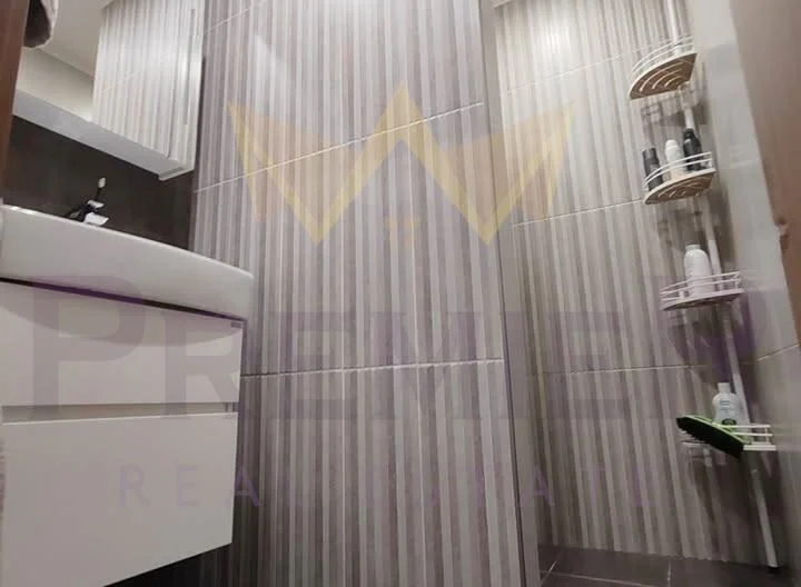 С ГАРАЖ! – Модерен тристаен апартамент в центъра - - снимка 5 - Имоти Премиер