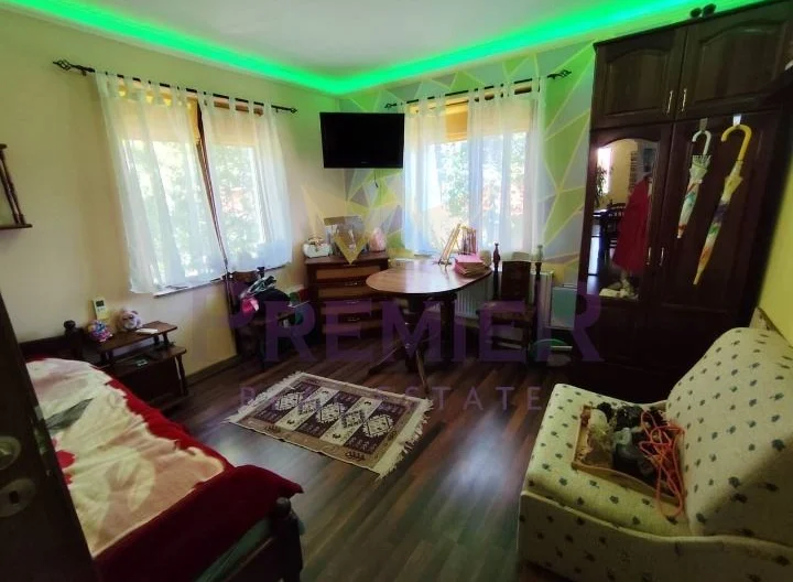 Самостоятелна двуетажна къща с голям двор в с. Порой - - снимка 10 - Имоти Премиер