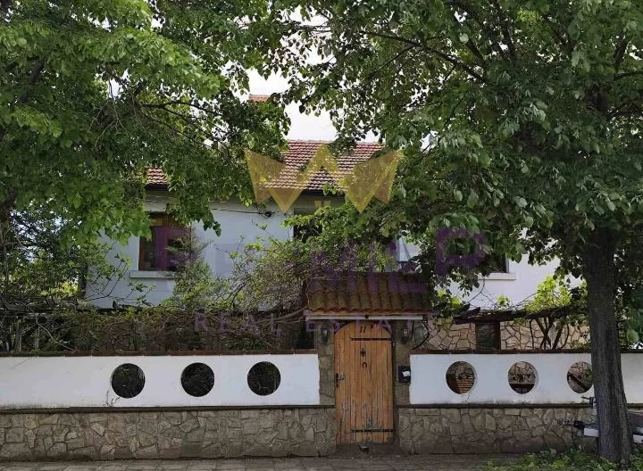 Самостоятелна двуетажна къща с голям двор в с. Порой - - снимка 14 - Имоти Премиер