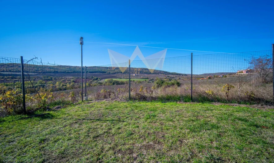 Самостоятелна едноетажна къща с двор в затворен комплекс с морска панорама край с. Кранево. - - снимка 3 - Имоти Премиер