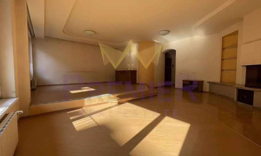 Самостоятелна къща с два гаража и двор в центъра на Пловдив -  - снимка 1 - Имоти Премиер