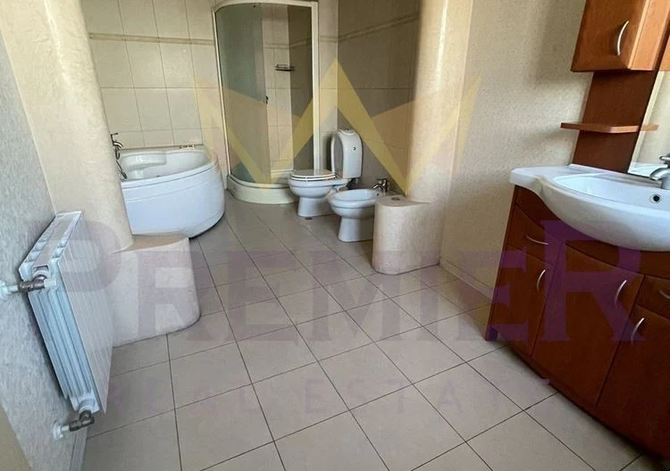 Самостоятелна къща с два гаража и двор в центъра на Пловдив -  - снимка 3 - Имоти Премиер