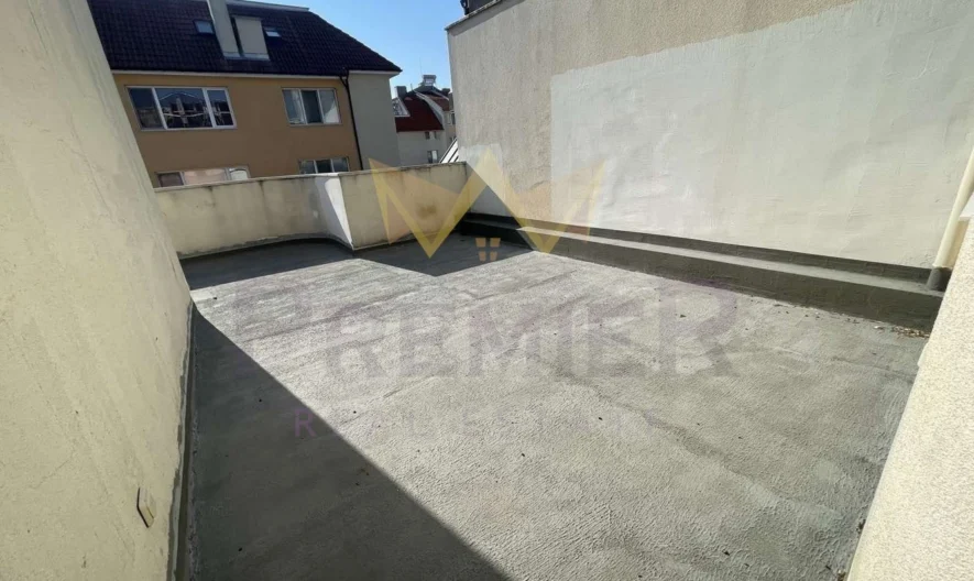 Самостоятелна къща с два гаража и двор в центъра на Пловдив -  - снимка 9 - Имоти Премиер