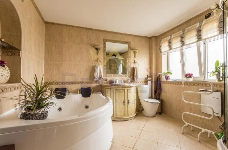 Самостоятелна луксозно обзаведена къща – м-т Траката, гр. Варна -  - снимка 11 - Имоти Премиер