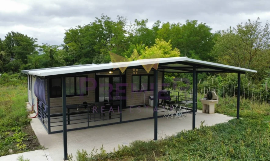 Сглобяема къща с двор в село Млада Гвардия -  - снимка 1 - Имоти Премиер