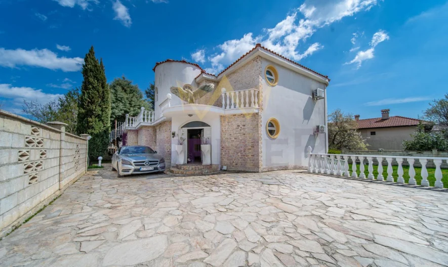 Средиземноморско бижу в Долна Трака – лукс, СПА и отопляем басейн -  - снимка 2 - Имоти Премиер