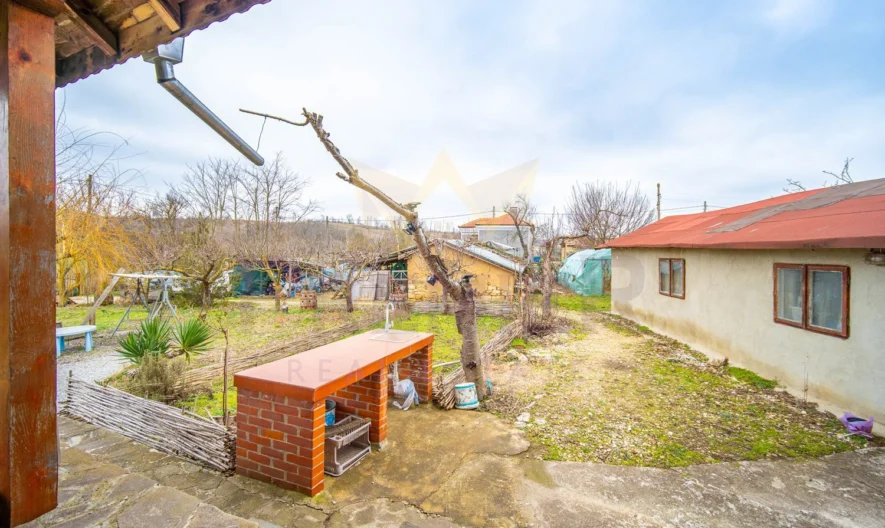 Стилна едноетажна къща (170 кв.м.) с голям двор (1280 кв.м.) на отлична локация в с. Долина (10 км. от гр. Добрич), обл. Доб - - снимка 20 - Имоти Премиер