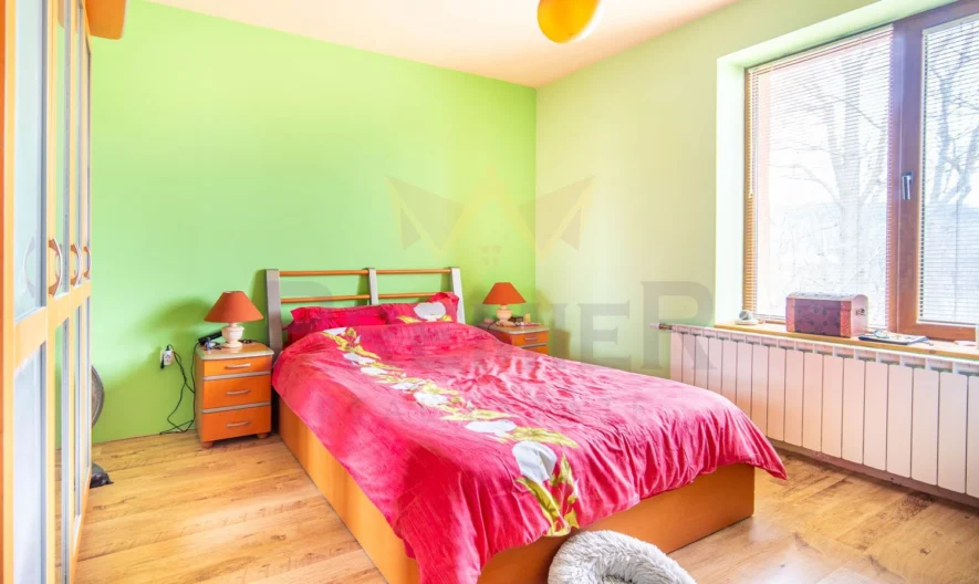 Стилна едноетажна къща (170 кв.м.) с голям двор (1280 кв.м.) на отлична локация в с. Долина (10 км. от гр. Добрич), обл. Добрич -  - снимка 10 - Имоти Премиер