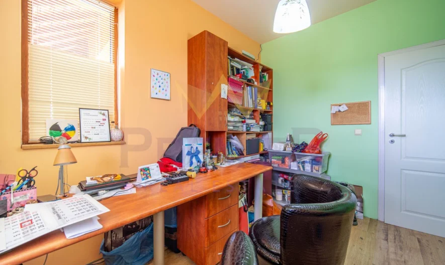 Стилна едноетажна къща (170 кв.м.) с голям двор (1280 кв.м.) на отлична локация в с. Долина (10 км. от гр. Добрич), обл. Добрич -  - снимка 13 - Имоти Премиер