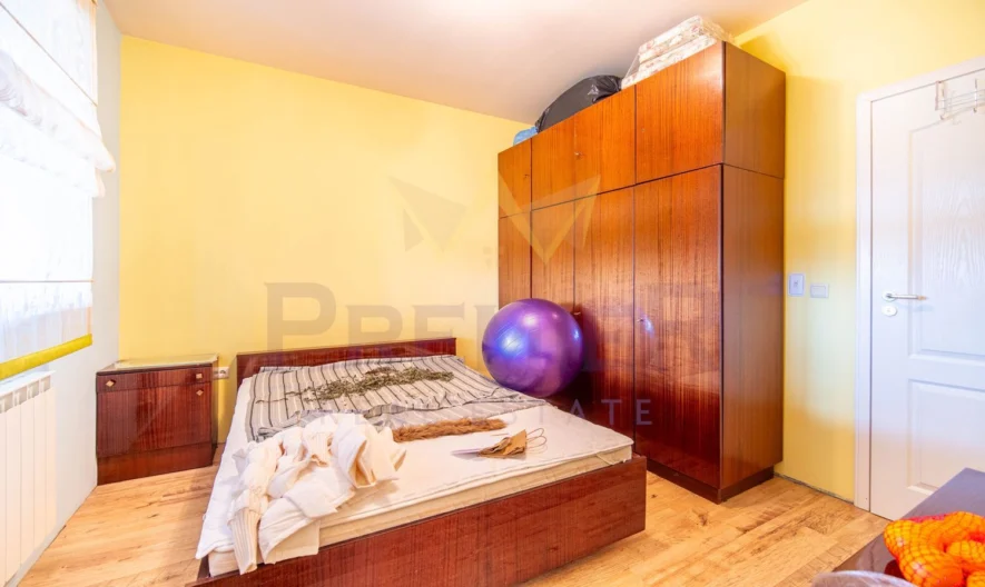 Стилна едноетажна къща (170 кв.м.) с голям двор (1280 кв.м.) на отлична локация в с. Долина (10 км. от гр. Добрич), обл. Добрич -  - снимка 16 - Имоти Премиер