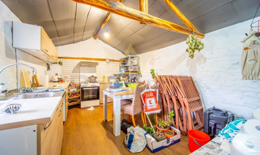 Стилна едноетажна къща (170 кв.м.) с голям двор (1280 кв.м.) на отлична локация в с. Долина (10 км. от гр. Добрич), обл. Добрич -  - снимка 22 - Имоти Премиер