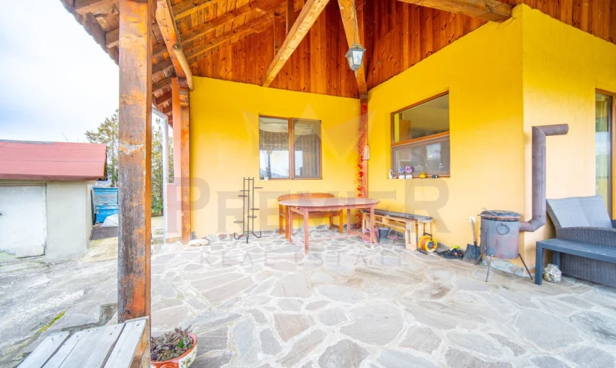 Стилна едноетажна къща (170 кв.м.) с голям двор (1280 кв.м.) на отлична локация в с. Долина (10 км. от гр. Добрич), обл. Добрич -  - снимка 3 - Имоти Премиер