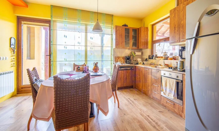 Стилна едноетажна къща (170 кв.м.) с голям двор (1280 кв.м.) на отлична локация в с. Долина (10 км. от гр. Добрич), обл. Добрич -  - снимка 4 - Имоти Премиер