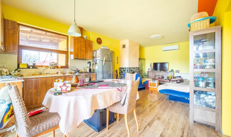 Стилна едноетажна къща (170 кв.м.) с голям двор (1280 кв.м.) на отлична локация в с. Долина (10 км. от гр. Добрич), обл. Добрич -  - снимка 5 - Имоти Премиер