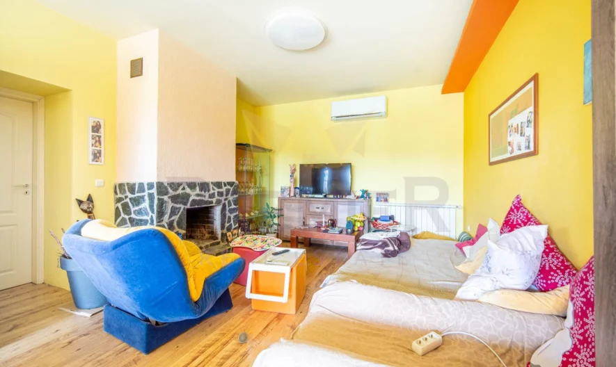 Стилна едноетажна къща (170 кв.м.) с голям двор (1280 кв.м.) на отлична локация в с. Долина (10 км. от гр. Добрич), обл. Добрич -  - снимка 6 - Имоти Премиер