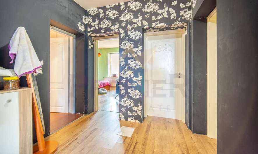 Стилна едноетажна къща (170 кв.м.) с голям двор (1280 кв.м.) на отлична локация в с. Долина (10 км. от гр. Добрич), обл. Добрич -  - снимка 7 - Имоти Премиер