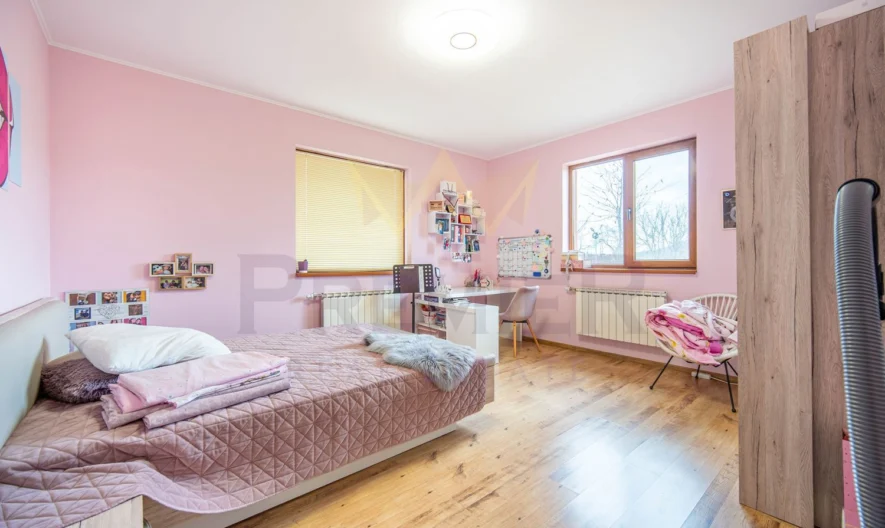 Стилна едноетажна къща (170 кв.м.) с голям двор (1280 кв.м.) на отлична локация в с. Долина (10 км. от гр. Добрич), обл. Добрич -  - снимка 8 - Имоти Премиер