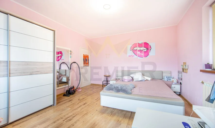 Стилна едноетажна къща (170 кв.м.) с голям двор (1280 кв.м.) на отлична локация в с. Долина (10 км. от гр. Добрич), обл. Добрич -  - снимка 9 - Имоти Премиер