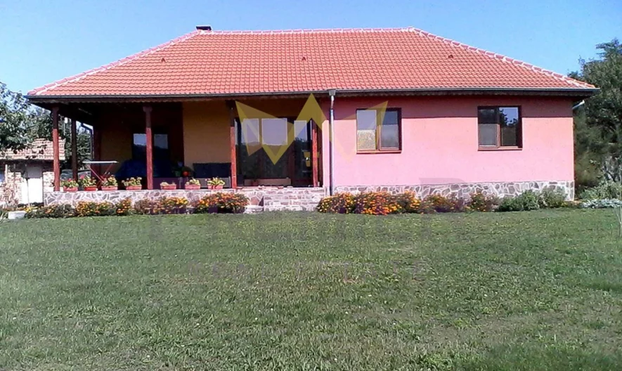 Стилна къща с голям двор на отлична локация в с. Долина (10 км. от гр. Добрич), обл. Добрич -  - снимка 1 - Имоти Премиер