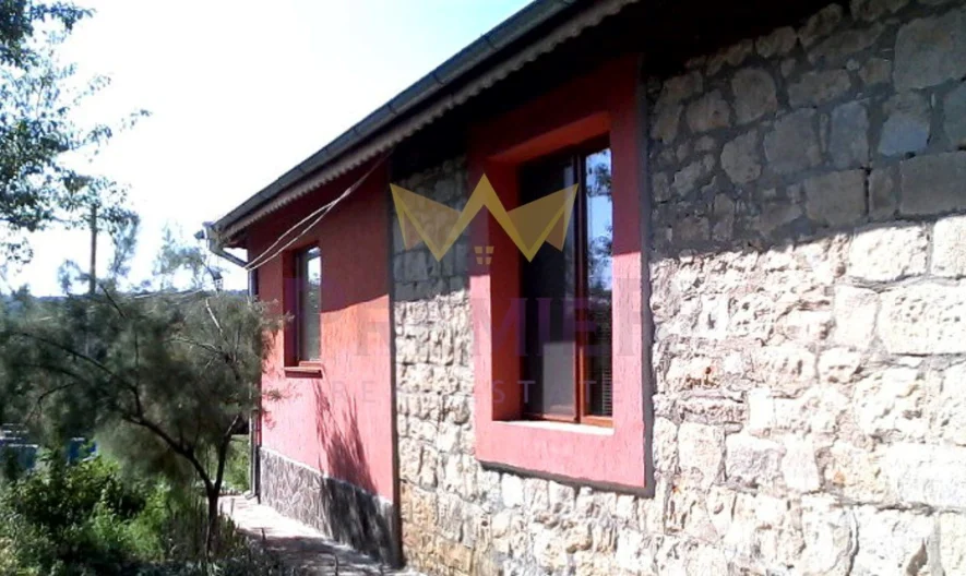 Стилна къща с голям двор на отлична локация в с. Долина (10 км. от гр. Добрич), обл. Добрич -  - снимка 2 - Имоти Премиер