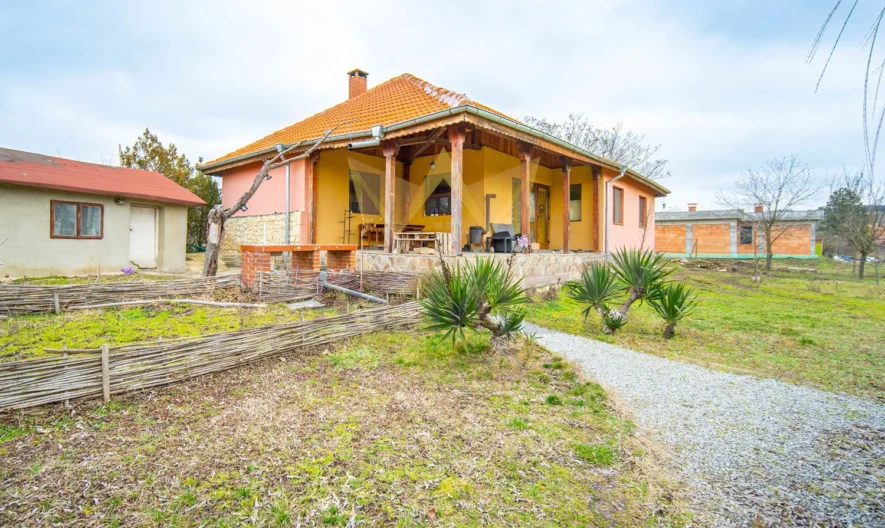 Стилна къща с голям двор на отлична локация в с. Долина (10 км. от гр. Добрич), обл. Добрич -  - снимка 20 - Имоти Премиер