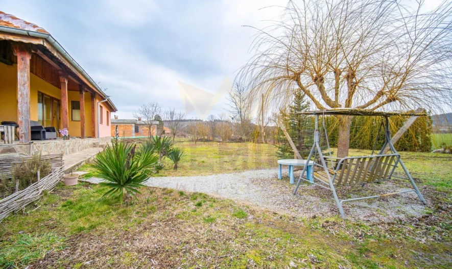 Стилна къща с голям двор на отлична локация в с. Долина (10 км. от гр. Добрич), обл. Добрич -  - снимка 24 - Имоти Премиер