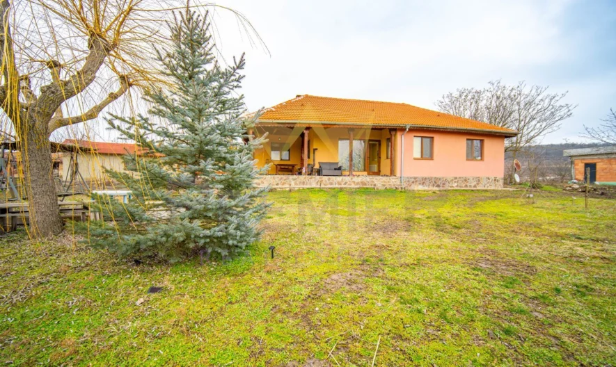 Стилна къща с голям двор на отлична локация в с. Долина (10 км. от гр. Добрич), обл. Добрич -  - снимка 26 - Имоти Премиер