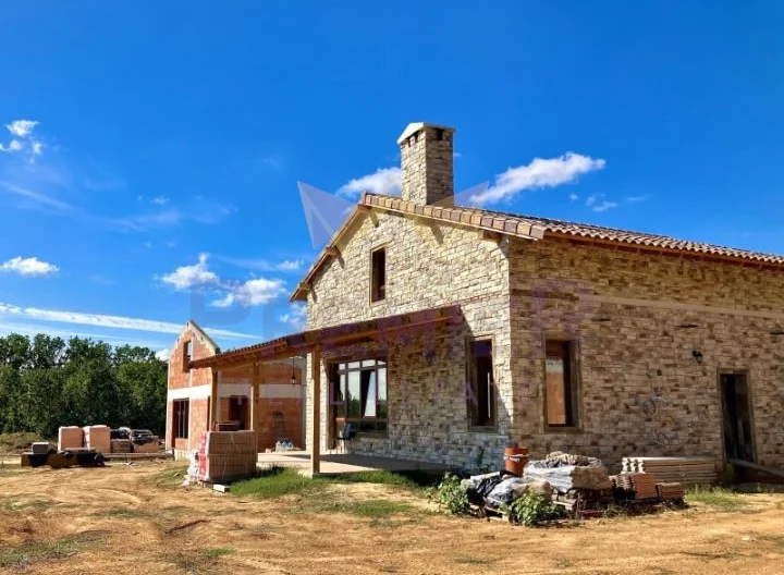 Стилна къща с просторен двор и изключителна локация в с. Приселци, обл. Варна -  - снимка 2 - Имоти Премиер