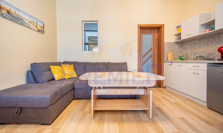 Стилно реновиран тристаен апартамент в град Балчик на метри от морето! -  - снимка 1 - Имоти Премиер