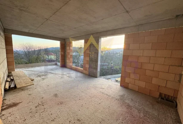 СТРАХОТЕН ТРИСТАЕН! НЕСКРИВАЕМА МОРСКА ПАНОРАМА! -  - снимка 2 - Имоти Премиер